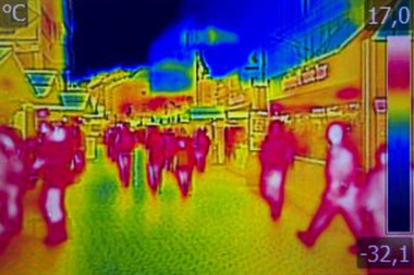 Kızılötesi Termal görüntü insanlar şehir sokaklarında yürüyüş