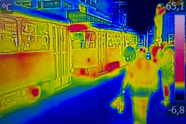 Imagem térmica infravermelha pessoas na estação ferroviária da cidade — Fotografia de Stock