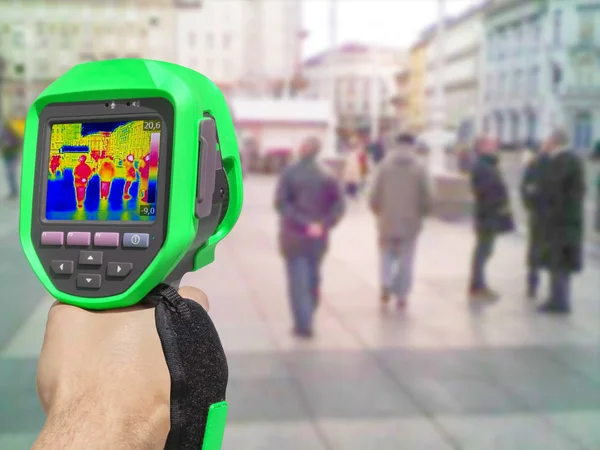 Inspelning med värmekamera människor gå på stadens gator — Stockfoto