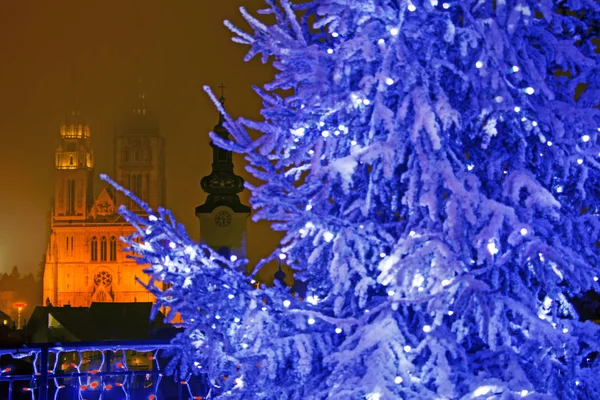 Adventní večerní pohled na Gradec náměstí v Záhřebu osvětlené cathe — Stock fotografie