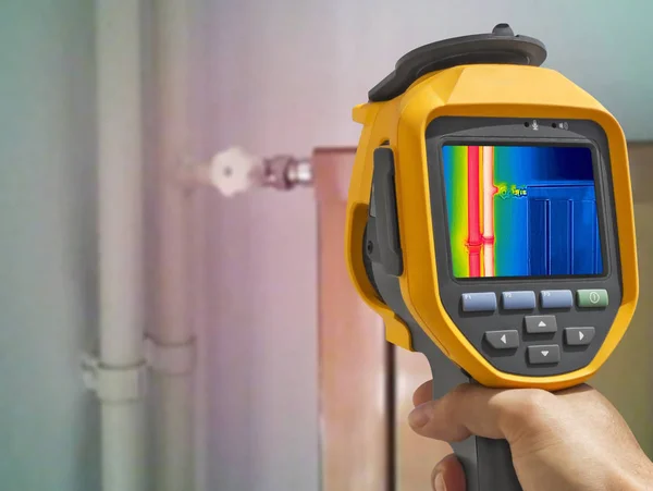 Recording closed Radiator Heater with Infrared Thermal Camera — Stock Photo, Image