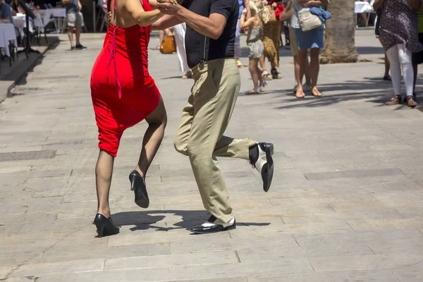 Street dancers performing tango in the street among the people — Stock Photo, Image
