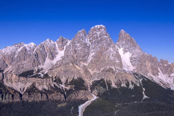 Panoramiczny widok na Dolomity góry wokół słynnego ośrodka narciarskiego C — Zdjęcie stockowe