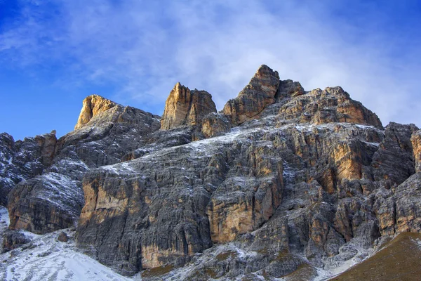 Vista panorâmica das montanhas Dolomitas em torno da famosa estância de esqui C — Fotografia de Stock