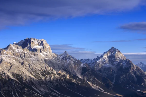 Vista panoramica sulle montagne dolomitiche intorno alla famosa stazione sciistica C — Foto Stock