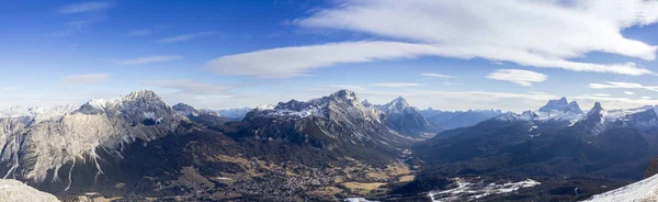 Panoramatický výhled na hory Dolomity kolem známého lyžařského střediska C — Stock fotografie