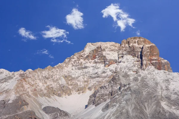 Vista panorâmica das montanhas Dolomitas em torno da famosa estância de esqui C — Fotografia de Stock
