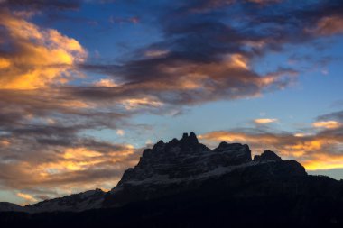 Cortina D Ampezzo çevresinde Dolomites dağlarda günbatımı