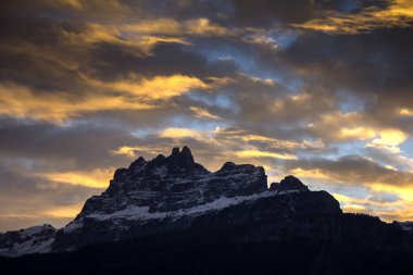 Cortina D Ampezzo çevresinde Dolomites dağlarda günbatımı