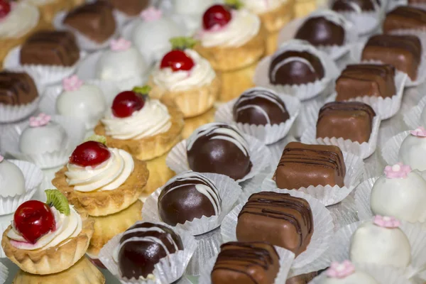 Veel verschillende chocolade-pralines en andere zoetigheden — Stockfoto