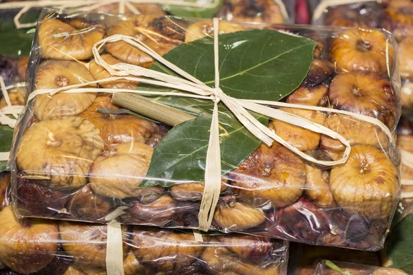 Sušené fíky do celofánu jako dárek balíček — Stock fotografie
