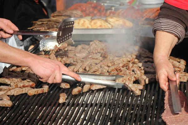 Cevaps veya semt pazarı, ızgara kebap ızgara — Stok fotoğraf