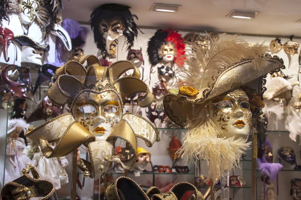 Grupo de máscaras de carnaval venecianas típicas en la tienda —  Fotos de Stock