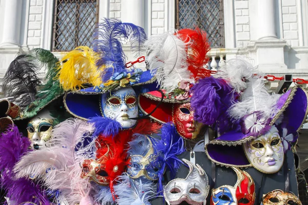 Gruppo di maschere carnevalesche tipiche veneziane in negozio — Foto Stock