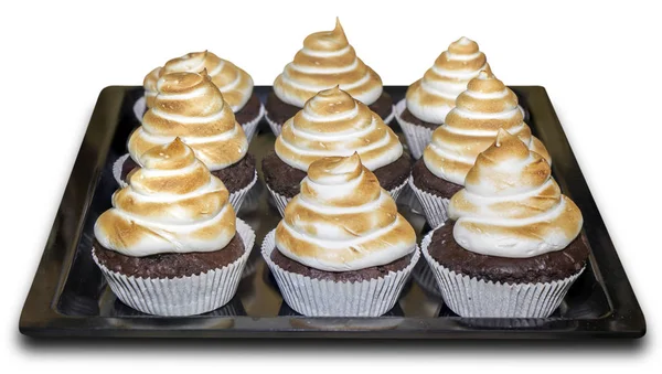 Pieczone czekoladowe babeczki w do pieczenia, na białym tle na białym tle — Zdjęcie stockowe
