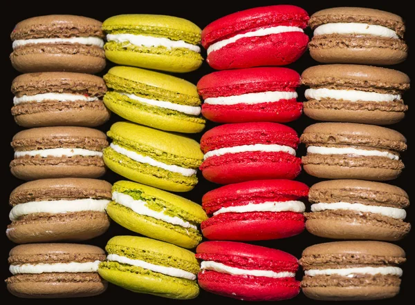 Macaron colorati in una scatola, vista dall'alto — Foto Stock