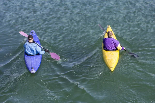 Dois remadores com canoa recriar em um lago — Fotografia de Stock