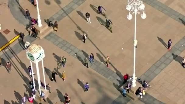 Orang-orang berjalan di alun-alun kota, timelapse Full HD video — Stok Video