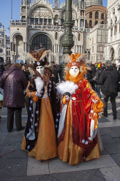 Máscaras de carnaval coloridas no famoso carnaval de Veneza — Fotografia de Stock