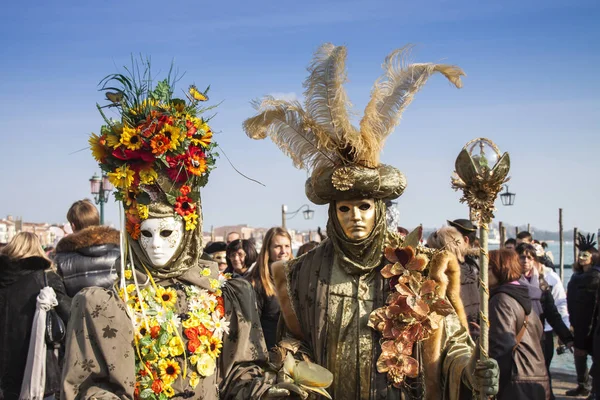 Farbenfrohe Karnevalsmasken beim berühmten venezianischen Karneval — Stockfoto