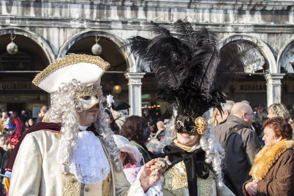 Coloridas máscaras de carnaval en el famoso carnaval de Venecia — Foto de Stock