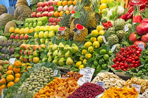 Sok különböző gyümölcs és zöldség, egy piaci bódé, Barcelona — Stock Fotó