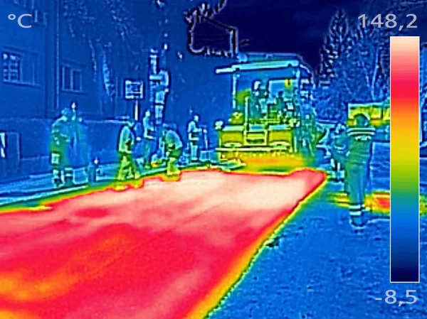 Podczerwieni termowizji obraz pracowników na ulicy Asphalting Road — Zdjęcie stockowe