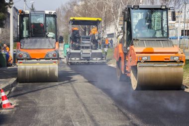 Yol silindiri asfaltı sıkıştırıyor 