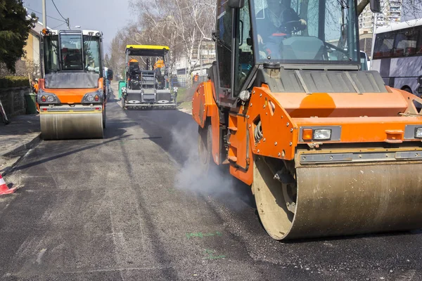 Yol silindiri asfaltı sıkıştırıyor — Stok fotoğraf