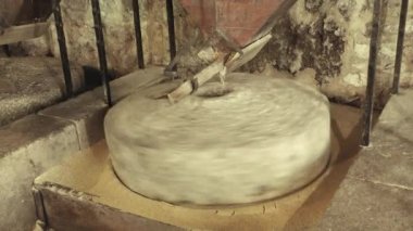 Eski taş değirmen un içine tahıl işleme