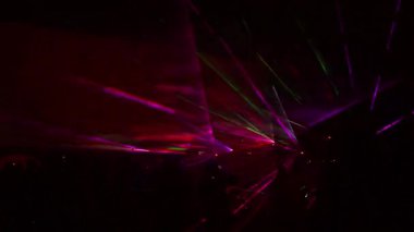 Renkli lazer gösterisi ışınları akışı