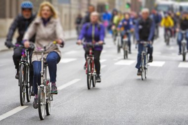 Bisikletçi sokak yarışı sırasında grup