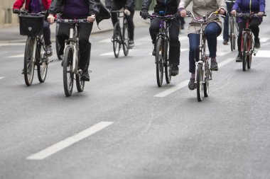 Bisikletçi sokak yarışı sırasında grup