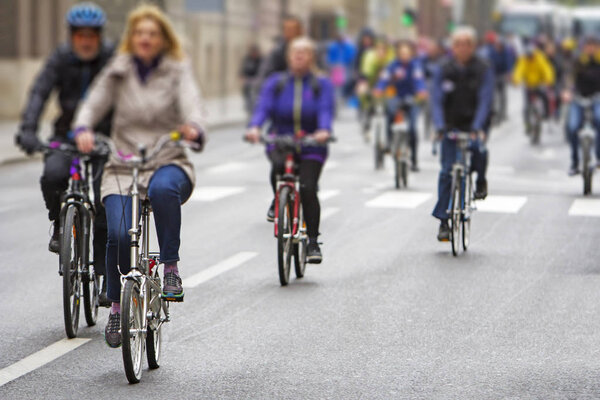 Группа велосипедистов во время уличной гонки
