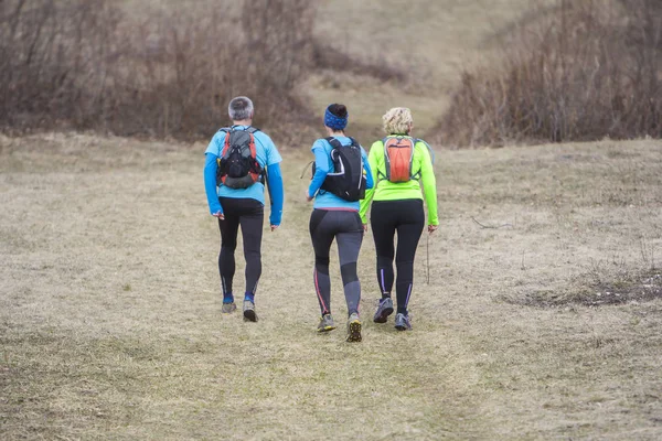 Två kvinnor och en man jogging och kör utomhus i naturen — Stockfoto