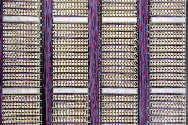 Telekomunikační hlavní rozvodné skříni s kabely — Stock fotografie