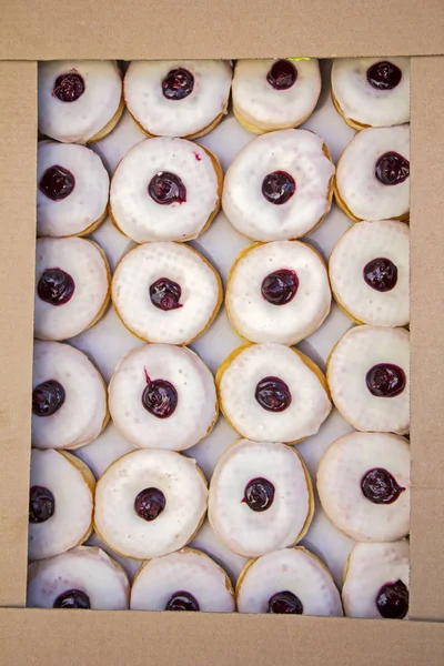 Assorti différents beignets délicieux dans une boîte — Photo