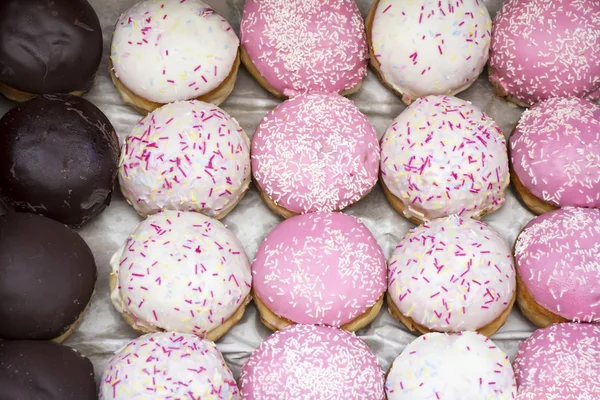 Diverse lækre donuts i en kasse - Stock-foto