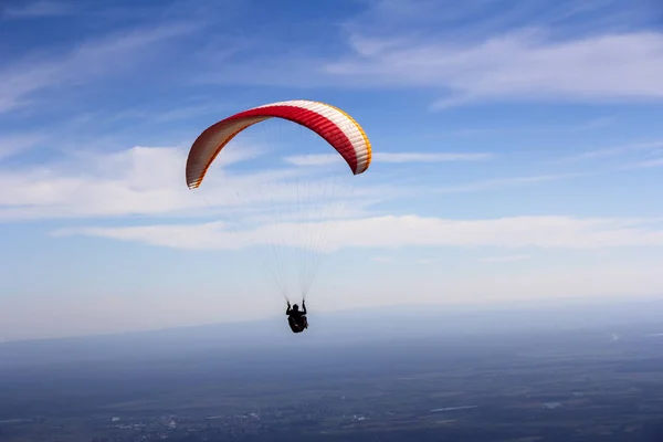 Paraglider mavi yaz gökyüzünde uçar — Stok fotoğraf