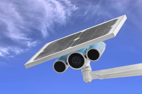 Gizli kamera ile güneş enerjisi mavi gökyüzü arka plan olarak