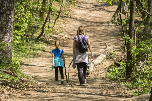 Matka i córka spaceru w lesie wiosna — Zdjęcie stockowe