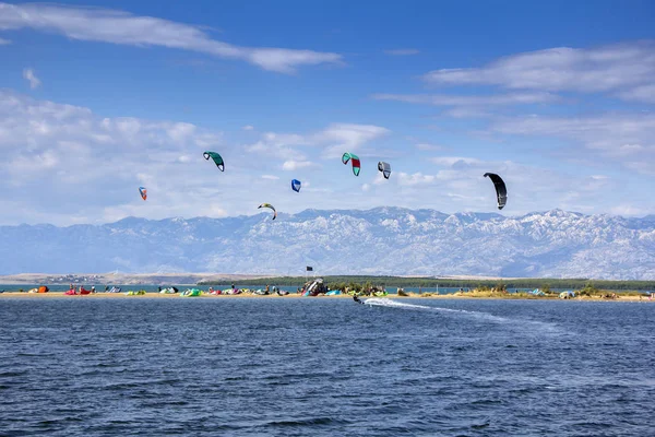 Kiteboarding kitesurfen extremer sport in nin kroatien — Stockfoto