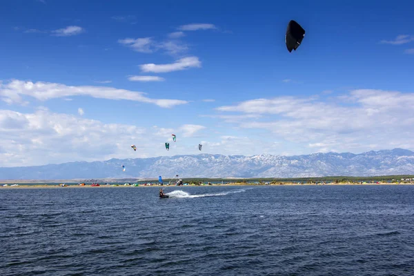 Kiteboarding kitesurfen extremer sport in nin kroatien — Stockfoto