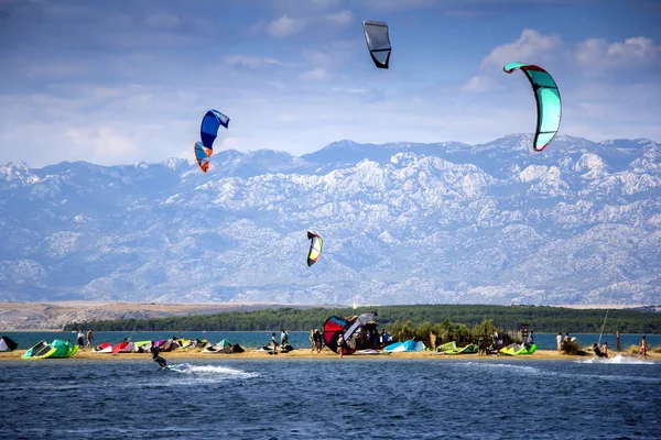 Kiteboarding kitesurfen extremer sport in nin kroatien — Stockfoto