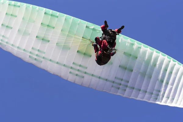 Parapente en tándem, deporte extremo, deslizamiento libre y cielo azul —  Fotos de Stock