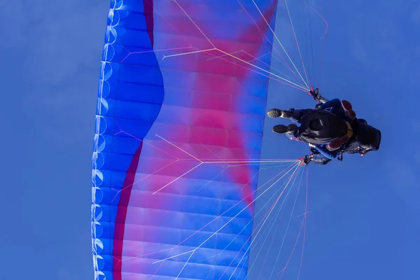 Parapente en tándem, deporte extremo, deslizamiento libre y cielo azul — Foto de Stock