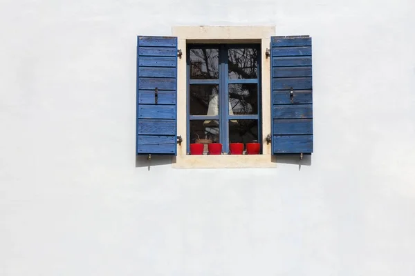 Volets de fenêtre bleus sur la façade blanche — Photo