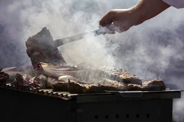 Gegrilde varkensribbetjes op de grill — Stockfoto