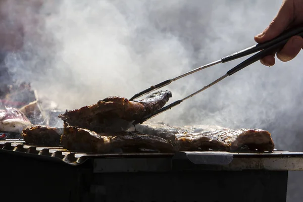 Gegrilde varkensribbetjes op de grill — Stockfoto