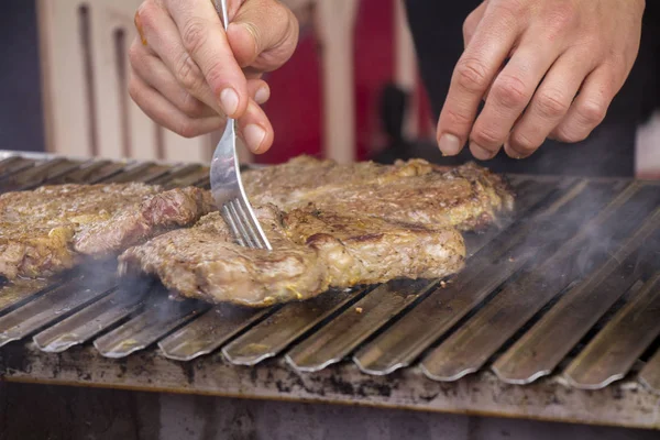 Gegrilde vlees biefstuk op de grill — Stockfoto